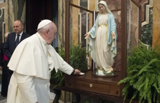 Hàng ngàn trẻ em lần chuỗi mân côi qua Zoom