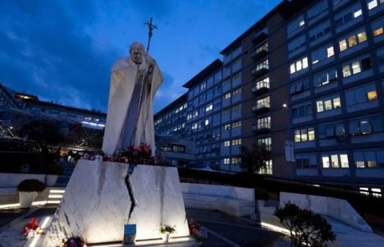 Cập nhật sức khoẻ của Đức Thánh Cha (tối 5/3): Tình trạng ổn định và có thể làm một số công việc