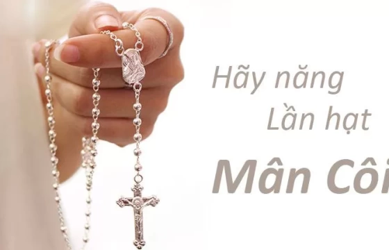 Những ai mộ mến chuỗi Mân Côi sẽ luôn luôn được bao bọc dưới áo choàng của Mẹ