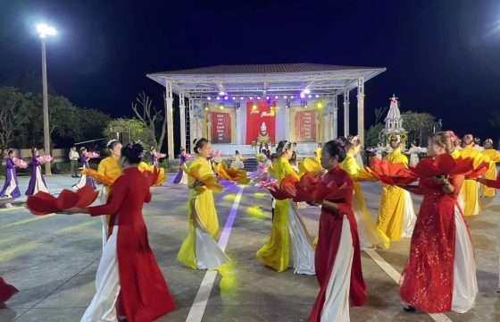 Giáo họ Độc Lập Khoa Trường thuộc Tu xá thánh Đaminh Hạnh: Rước kiệu và tiến hoa kết thúc Tháng Hoa kính Đức Mẹ