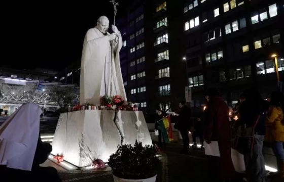 Đức Thánh Cha bị viêm phổi hai bên, điều trị phức tạp hơn