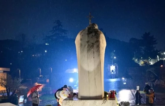 Cập nhật (tối 24 và sáng 25/2): Sức khỏe Đức Thánh Cha có cải thiện nhẹ