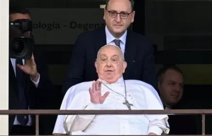 Đức Thánh Cha chào và ban phép lành sau gần 40 ngày nhập viện