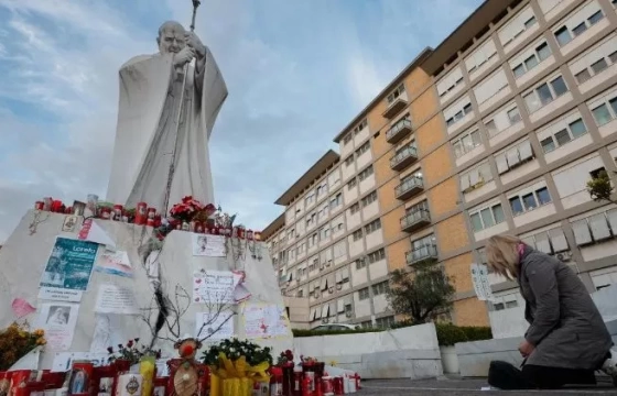 Từ khi Đức Thánh Cha nhập viện, mỗi ngày hàng ngàn lá thư của các tín hữu trên thế giới gửi đến ngài