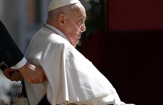 Đức Thánh Cha bất ngờ đến Đền thờ Thánh Phêrô cầu nguyện trước mộ Thánh Piô X