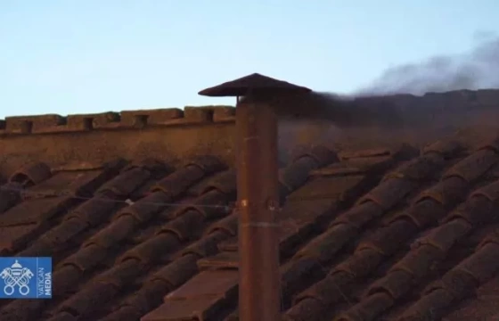 Lần bỏ phiếu đầu tiên: khói đen - các Hồng y chưa bầu được Giáo hoàng