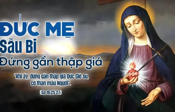 Đứng gần thập gi&aacute; Đức Gi&ecirc;su, c&oacute; th&acirc;n mẫu Người