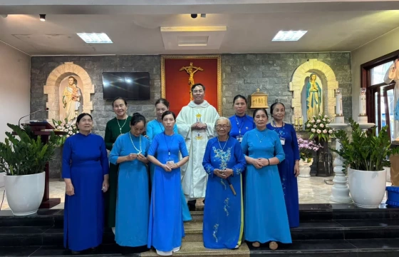 Các thành viên Hiệp Hội Kinh Mân Côi Đa Minh Việt Nam  thuộc Giáo hạt chính toà Thanh Hóa  gặp gỡ và mừng kính trọng thể Đức Mẹ Mân Côi