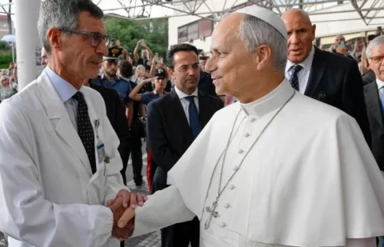Đức Thánh Cha Lêô XIV xuất viện, trở về Vatican